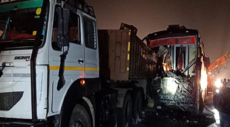 भारत : ९० यात्रु सवार बस ट्रकसँग ठोक्कियो, १६ को मृत्यु, ३५ घाइते
